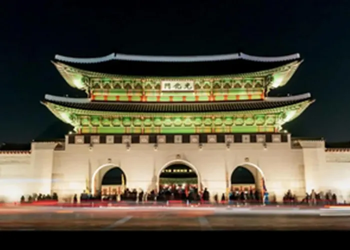 홍대중심, 홍대입구8번, 3bed 2room, 5인, 짐보관, 호텔식침구, 공항버스8분, 쇼핑거리3분, 숲속공원 * Séoul