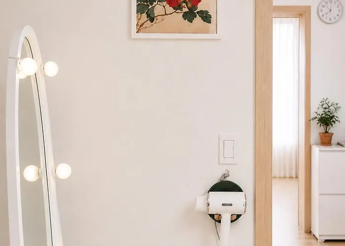 홍대중심, 홍대입구8번, 3bed 2room, 5인, 짐보관, 호텔식침구, 공항버스8분, 쇼핑거리3분, 숲속공원 Villa Séoul