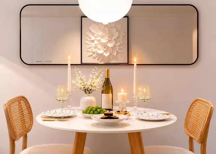 홍대중심, 홍대입구8번, 3bed 2room, 5인, 짐보관, 호텔식침구, 공항버스8분, 쇼핑거리3분, 숲속공원 * Séoul