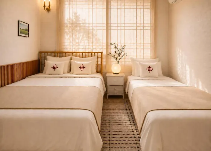 홍대중심, 홍대입구8번, 3bed 2room, 5인, 짐보관, 호텔식침구, 공항버스8분, 쇼핑거리3분, 숲속공원 Villa