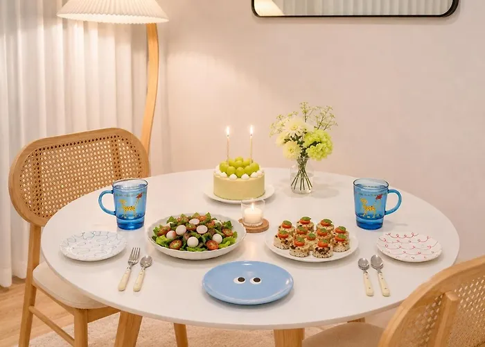 Villa 홍대중심, 홍대입구8번, 3bed 2room, 5인, 짐보관, 호텔식침구, 공항버스8분, 쇼핑거리3분, 숲속공원 *