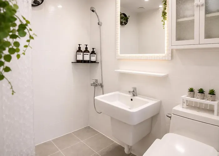 홍대중심, 홍대입구8번, 3bed 2room, 5인, 짐보관, 호텔식침구, 공항버스8분, 쇼핑거리3분, 숲속공원 Séoul