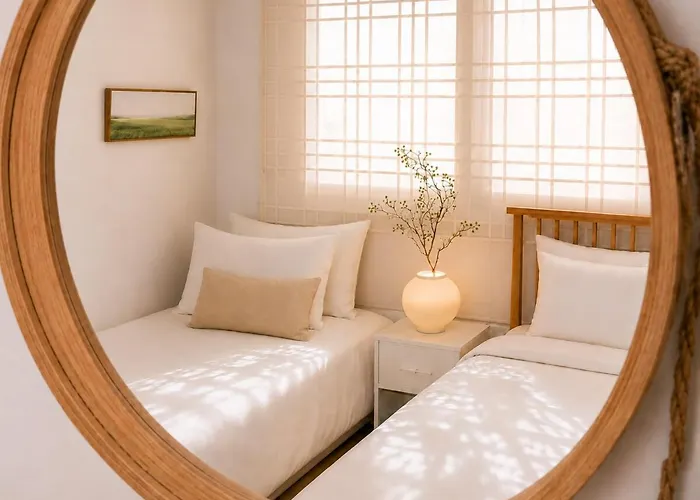 홍대중심, 홍대입구8번, 3bed 2room, 5인, 짐보관, 호텔식침구, 공항버스8분, 쇼핑거리3분, 숲속공원 * Séoul