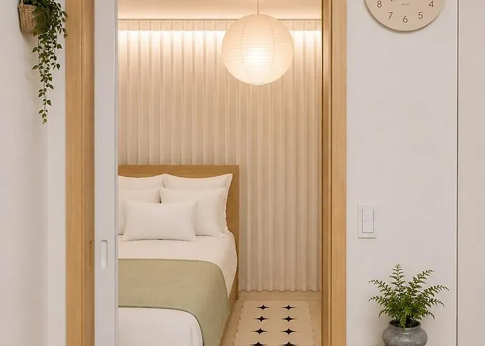 Villa 홍대중심, 홍대입구8번, 3bed 2room, 5인, 짐보관, 호텔식침구, 공항버스8분, 쇼핑거리3분, 숲속공원