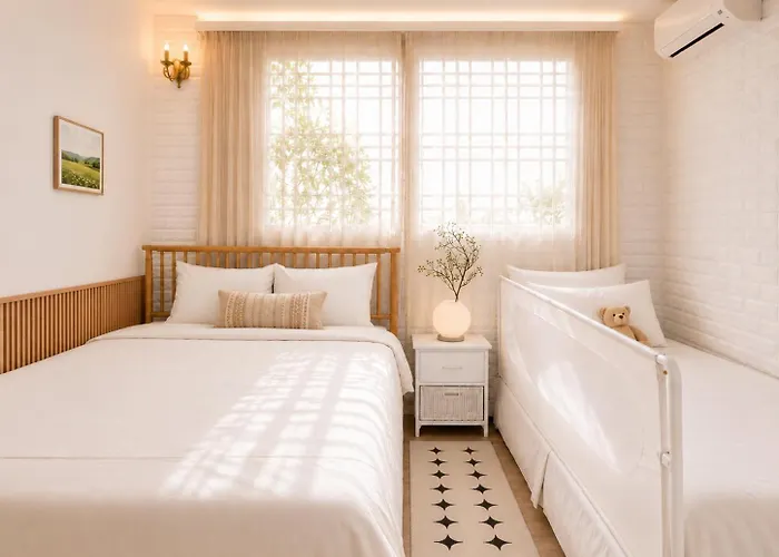 홍대중심, 홍대입구8번, 3bed 2room, 5인, 짐보관, 호텔식침구, 공항버스8분, 쇼핑거리3분, 숲속공원 Villa *