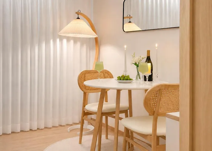 Villa 홍대중심, 홍대입구8번, 3bed 2room, 5인, 짐보관, 호텔식침구, 공항버스8분, 쇼핑거리3분, 숲속공원 *