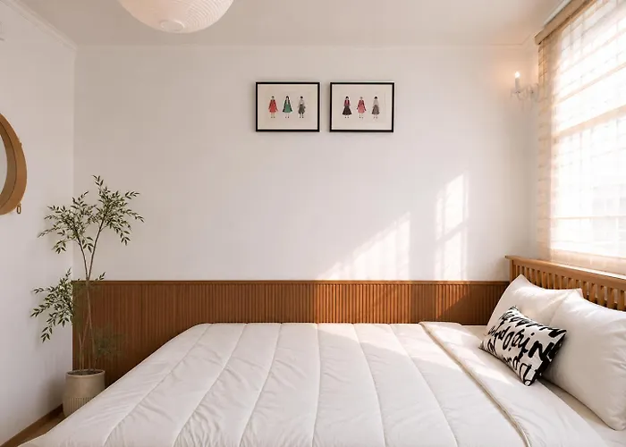 홍대중심, 홍대입구8번, 3bed 2room, 5인, 짐보관, 호텔식침구, 공항버스8분, 쇼핑거리3분, 숲속공원 *