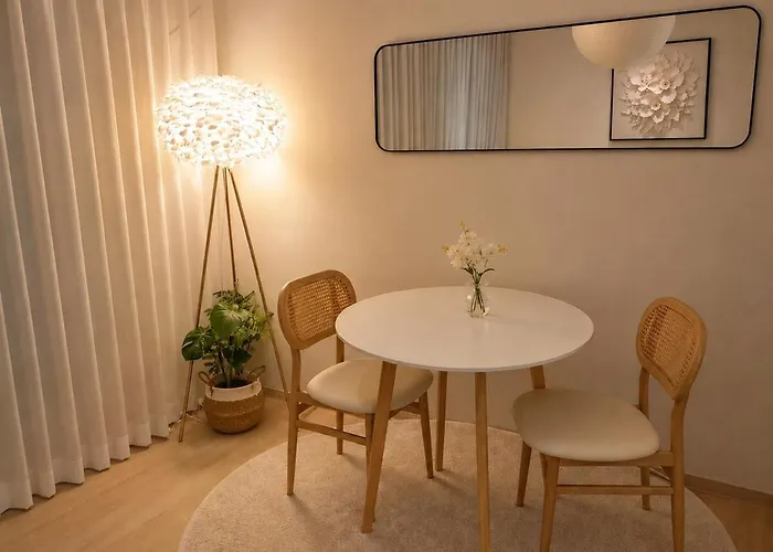 Villa 홍대중심, 홍대입구8번, 3bed 2room, 5인, 짐보관, 호텔식침구, 공항버스8분, 쇼핑거리3분, 숲속공원