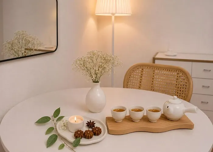 Villa 홍대중심, 홍대입구8번, 3bed 2room, 5인, 짐보관, 호텔식침구, 공항버스8분, 쇼핑거리3분, 숲속공원 *