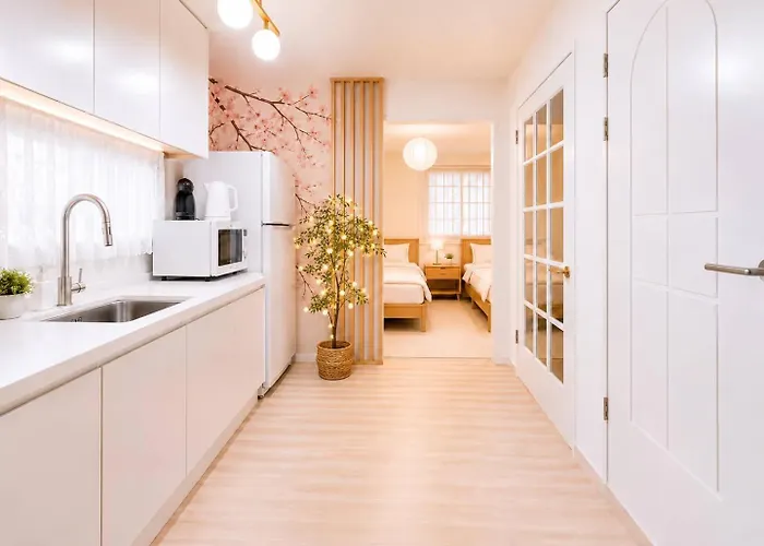 홍대중심, 홍대입구8번, 3bed 2room, 5인, 짐보관, 호텔식침구, 공항버스8분, 쇼핑거리3분, 숲속공원 *