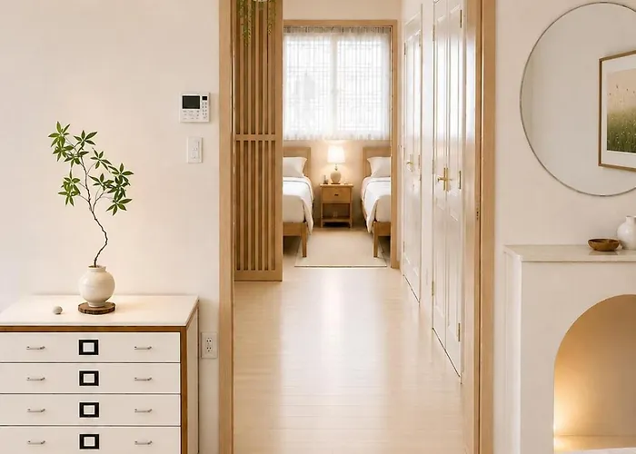 Villa 홍대중심, 홍대입구8번, 3bed 2room, 5인, 짐보관, 호텔식침구, 공항버스8분, 쇼핑거리3분, 숲속공원 *