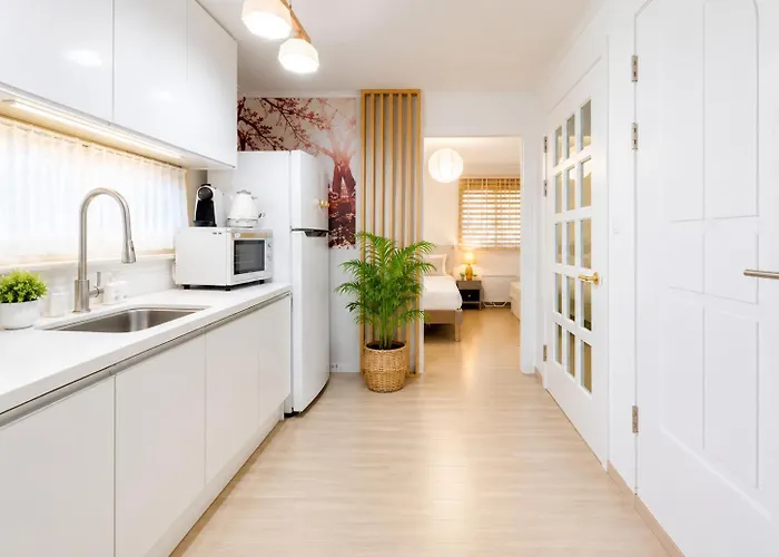 홍대중심, 홍대입구8번, 3bed 2room, 5인, 짐보관, 호텔식침구, 공항버스8분, 쇼핑거리3분, 숲속공원 *