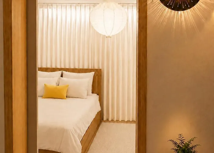 홍대중심, 홍대입구8번, 3bed 2room, 5인, 짐보관, 호텔식침구, 공항버스8분, 쇼핑거리3분, 숲속공원 Séoul