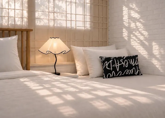 홍대중심, 홍대입구8번, 3bed 2room, 5인, 짐보관, 호텔식침구, 공항버스8분, 쇼핑거리3분, 숲속공원 Villa *
