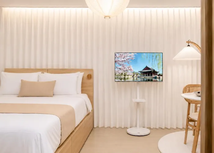홍대중심, 홍대입구8번, 3bed 2room, 5인, 짐보관, 호텔식침구, 공항버스8분, 쇼핑거리3분, 숲속공원 Villa *