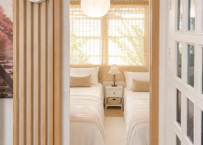 홍대중심, 홍대입구8번, 3bed 2room, 5인, 짐보관, 호텔식침구, 공항버스8분, 쇼핑거리3분, 숲속공원 Villa