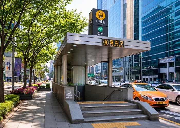 홍대중심, 홍대입구8번, 3bed 2room, 5인, 짐보관, 호텔식침구, 공항버스8분, 쇼핑거리3분, 숲속공원 Villa Séoul