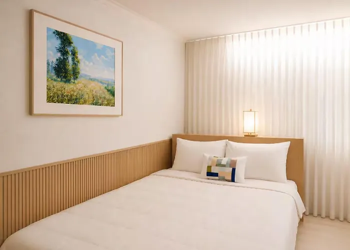 홍대중심, 홍대입구8번, 3bed 2room, 5인, 짐보관, 호텔식침구, 공항버스8분, 쇼핑거리3분, 숲속공원 Villa