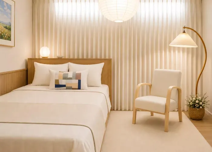 Villa 홍대중심, 홍대입구8번, 3bed 2room, 5인, 짐보관, 호텔식침구, 공항버스8분, 쇼핑거리3분, 숲속공원 Seoel